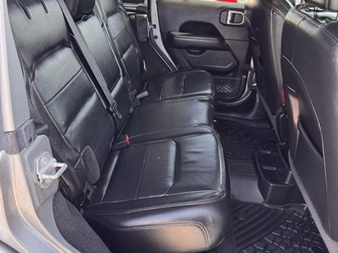 Used 2020 Jeep Wrangler Unlimited Sahara image 13