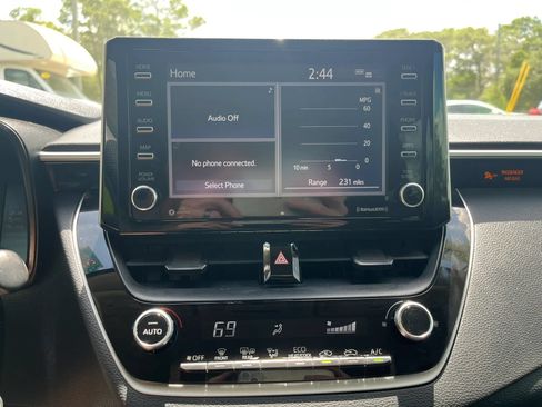 Used 2021 Toyota Corolla LE FWD image 18