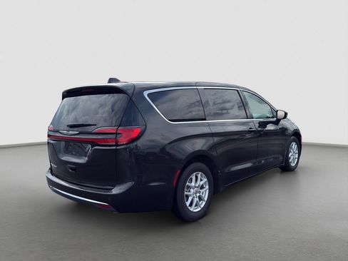 Used 2023 Chrysler Pacifica Touring-L FWD image 6