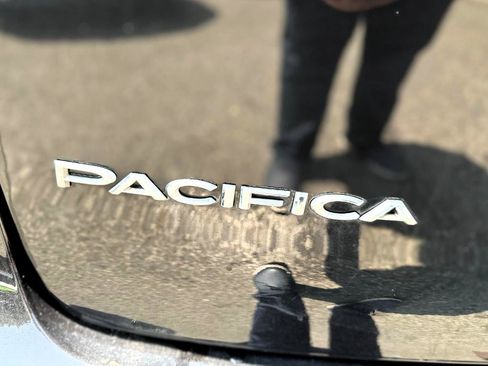 Used 2023 Chrysler Pacifica Touring-L FWD image 8