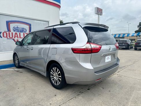 Used 2018 Toyota Sienna XLE FWD image 39