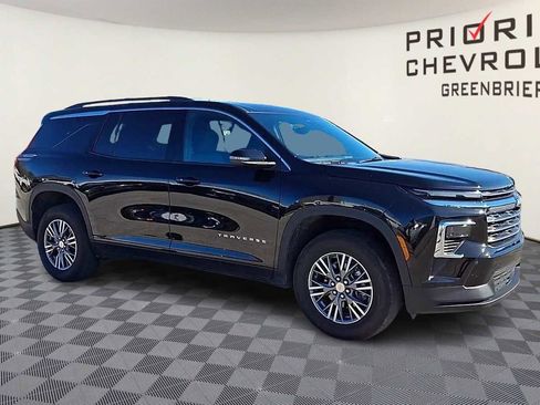 Used 2025 Chevrolet Traverse LT image 2