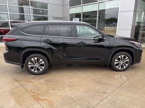 Used 2025 Toyota Highlander XLE AWD/4WD image 8