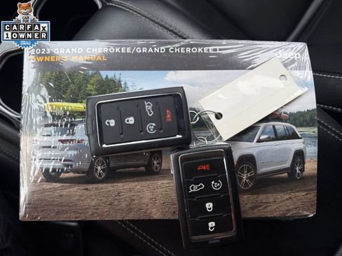 Used 2023 Jeep Grand Cherokee Limited w/ Black Appearance Package AWD/4WD image 31