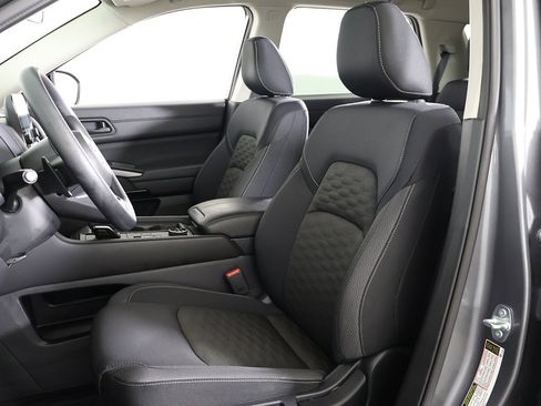 Used 2024 Nissan Pathfinder S image 26