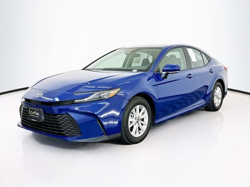 Used 2025 Toyota Camry LE image 3