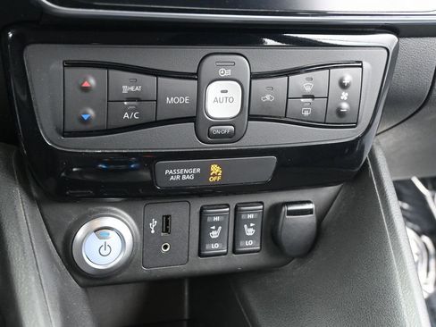 Used 2019 Nissan Leaf SV w/ SV Technology Package image 12