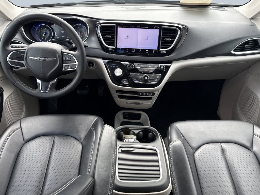 Used 2024 Chrysler Pacifica Touring-L FWD image 13
