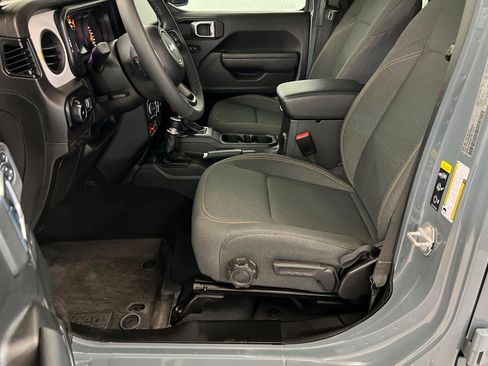 Used 2025 Jeep Wrangler Unlimited Sport AWD/4WD image 18