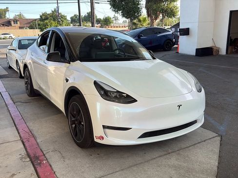 Used 2023 Tesla Model Y Long Range AWD/4WD image 1
