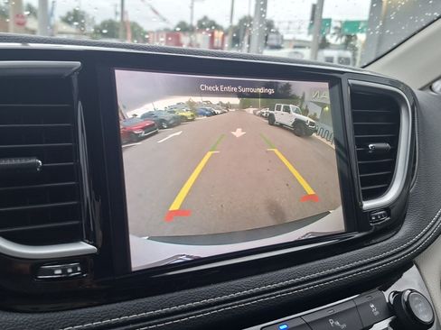 Used 2023 Chrysler Pacifica Limited FWD image 13