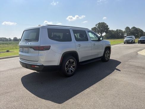 Used 2024 Jeep Wagoneer Series II w/ Flexible Seating Group AWD/4WD image 5