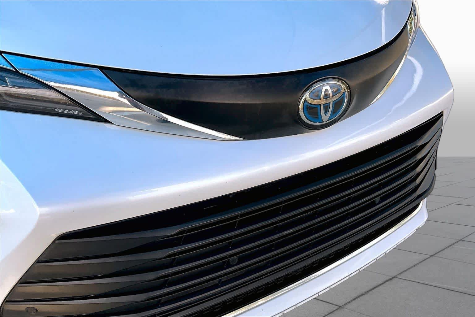 Used 2022 Toyota Sienna XLE FWD image 28