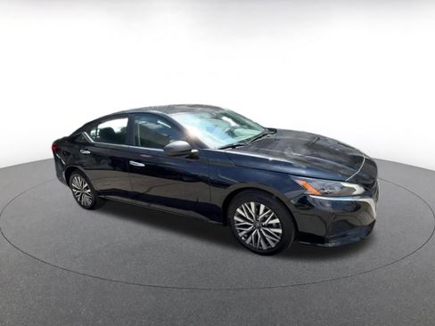 Used 2025 Nissan Altima 2.5 SV image 2