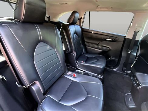 Used 2023 Toyota Highlander XLE AWD/4WD image 19