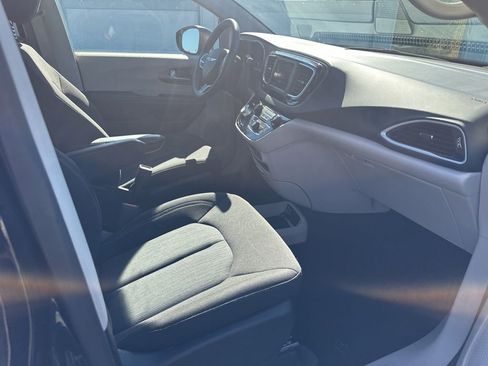 Used 2024 Chrysler Voyager LX image 18