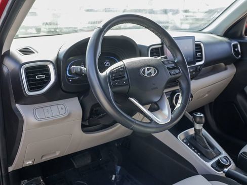 Used 2025 Hyundai Venue SEL FWD image 16