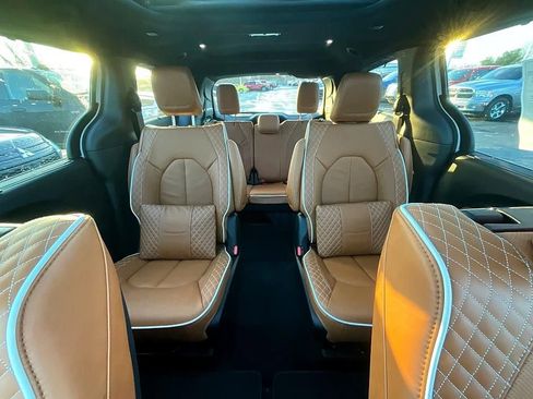 New 2026 Chrysler Pacifica Pinnacle w/ Trailer Tow Group AWD/4WD image 38