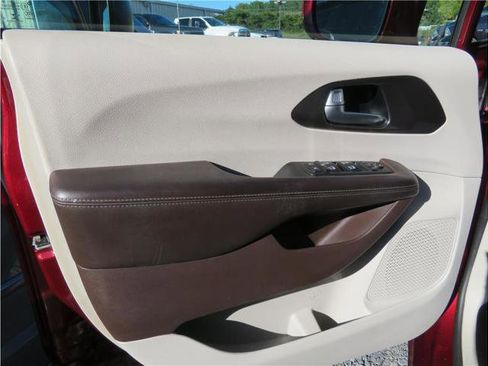 Used 2017 Chrysler Pacifica Touring-L Plus FWD image 31