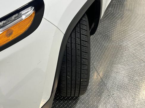 Used 2018 Jeep Cherokee Latitude Plus w/ Comfort/Convenience Group FWD image 36