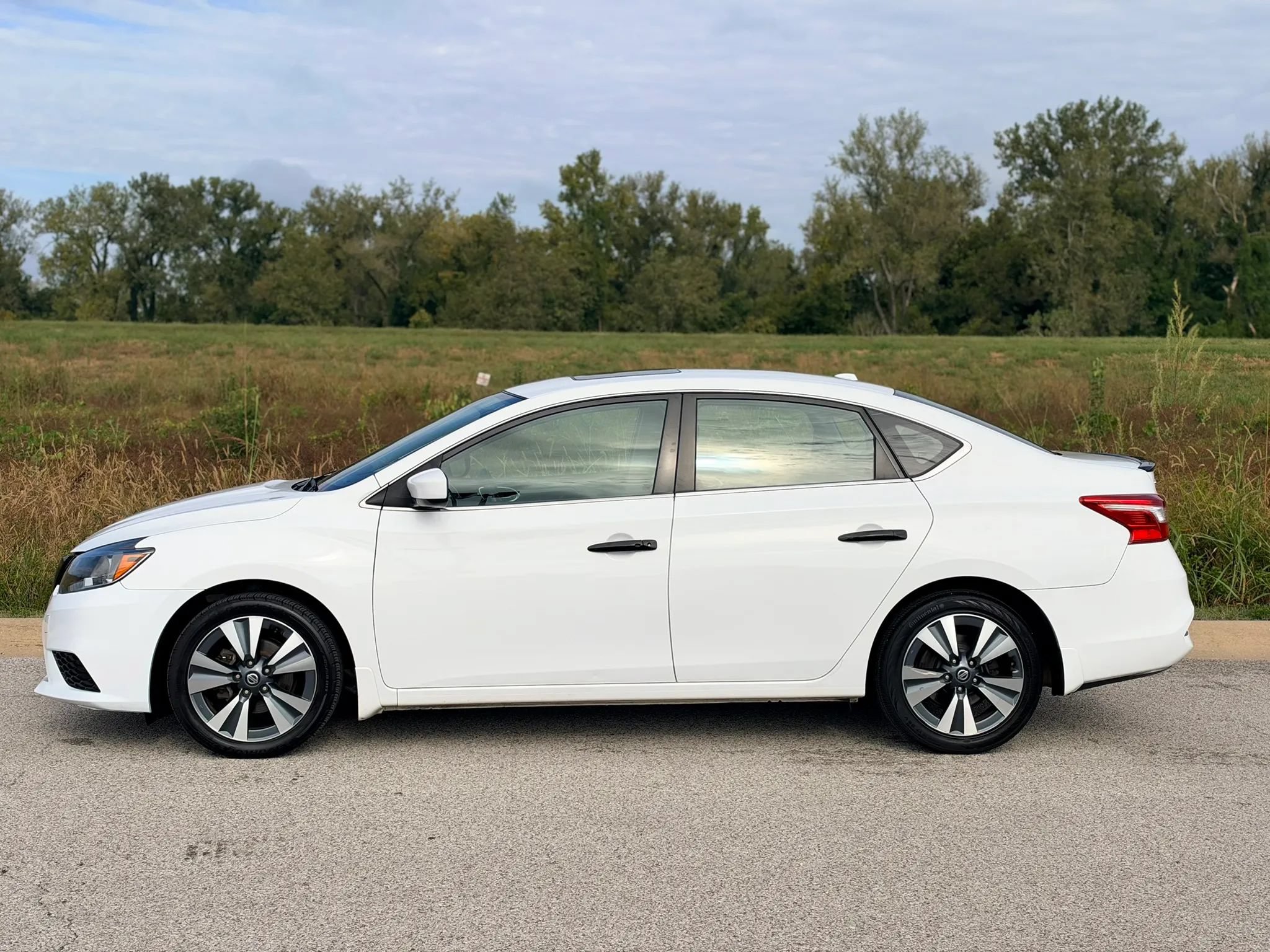 Used 2019 Nissan Sentra SV w/ Special Edition Package FWD image 16