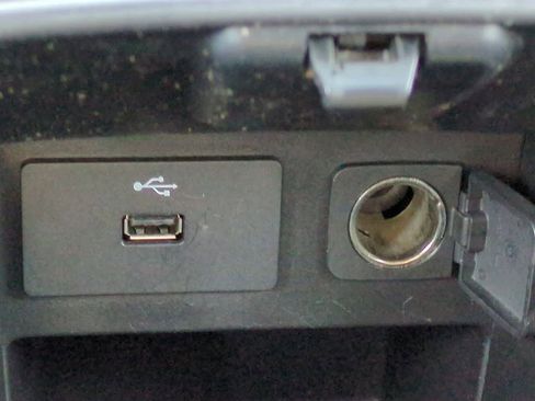 Used 2018 Ford Explorer XLT image 27