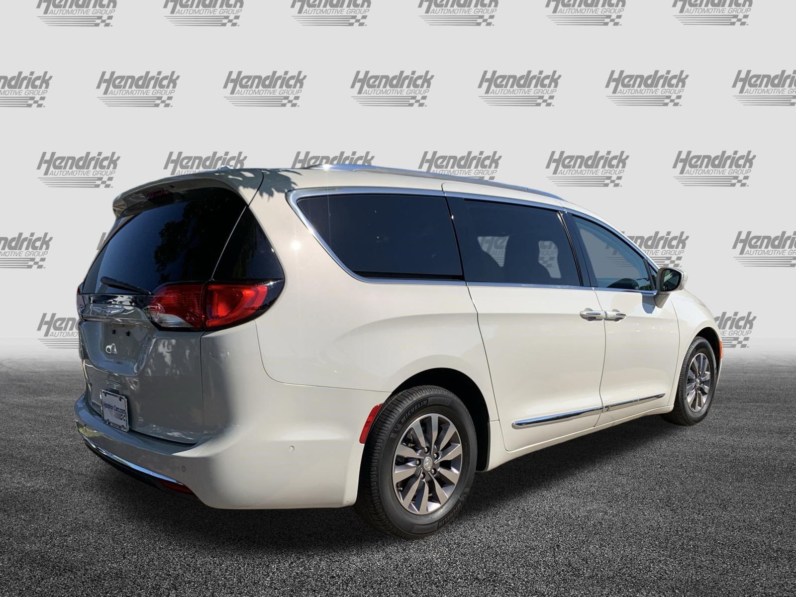 Used 2019 Chrysler Pacifica Touring-L Plus w/ Advanced Safetytec Group FWD image 10