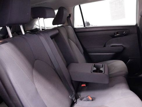 Used 2024 Toyota Highlander LE image 19