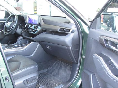 Used 2023 Toyota Highlander Limited AWD/4WD image 18
