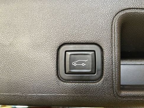 Used 2024 GMC Terrain SLT image 25