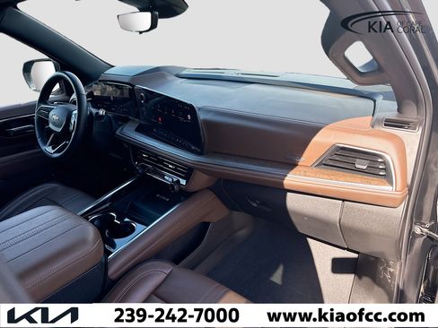 Used 2025 Chevrolet Suburban High Country AWD/4WD image 13