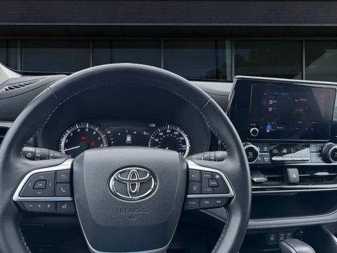 Used 2025 Toyota Highlander LE image 3