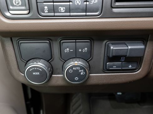 Used 2022 Chevrolet Tahoe LT w/ LT Signature Package RWD image 32