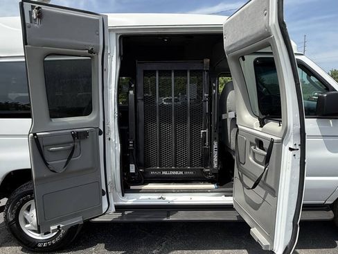 Used 2006 Ford E-350 and Econoline 350 XL RWD image 23