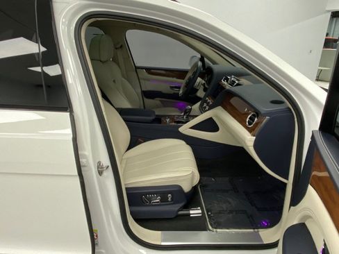 Used 2024 Bentley Bentayga image 23