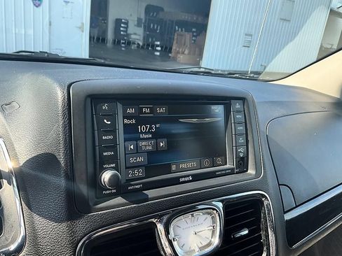 Used 2016 Chrysler Town & Country Touring w/ Driver Convenience Group FWD image 20
