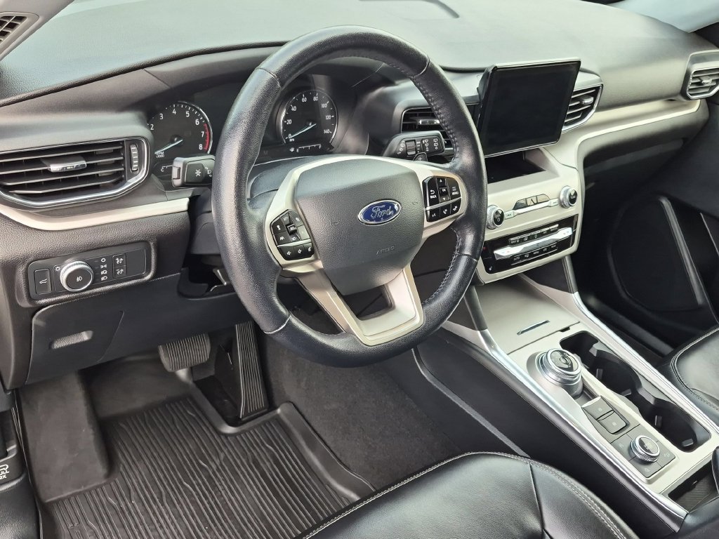 Used 2021 Ford Explorer XLT w/ Equipment Group 202A AWD/4WD image 12