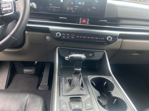 Used 2025 Kia Carnival FWD image 11