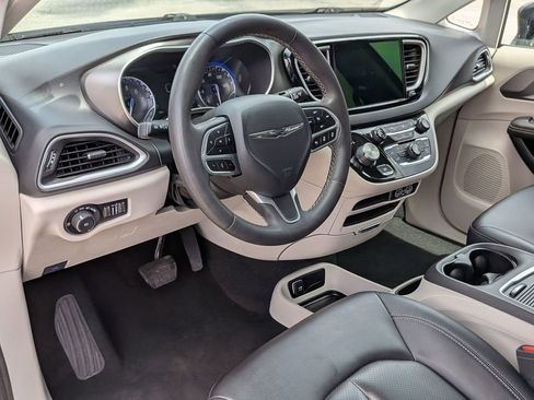 Used 2024 Chrysler Pacifica Touring-L FWD image 31