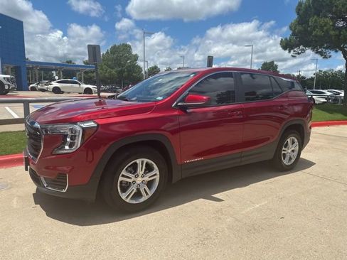 Used 2024 GMC Terrain SLE FWD image 2