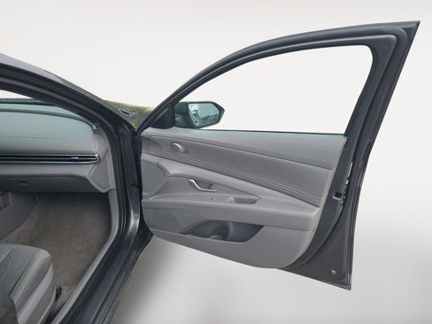 Used 2025 Hyundai Elantra SEL FWD image 23