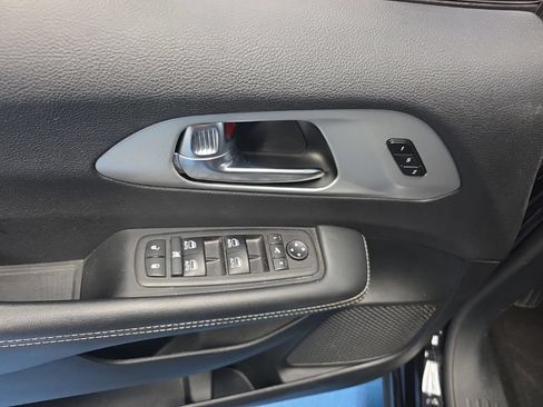 Used 2025 Chrysler Pacifica Limited FWD image 23