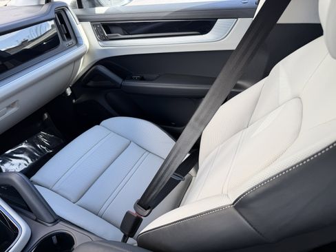 Certified 2024 Porsche Cayenne Coupe image 21