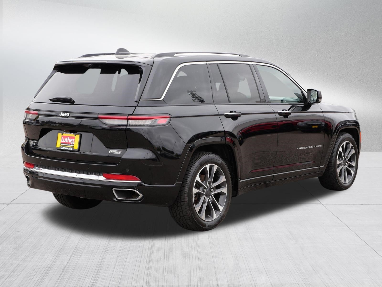 Used 2022 Jeep Grand Cherokee Overland w/ Luxury Tech Group IV AWD/4WD image 7
