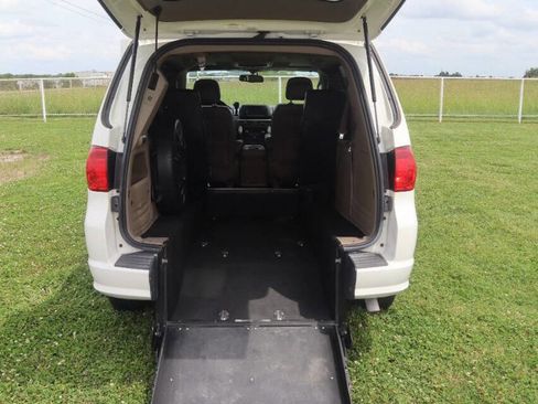 Used 2012 Volkswagen Routan SEL FWD image 9