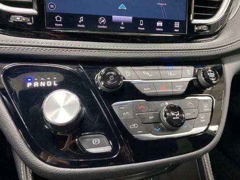 Used 2025 Chrysler Pacifica Limited image 15