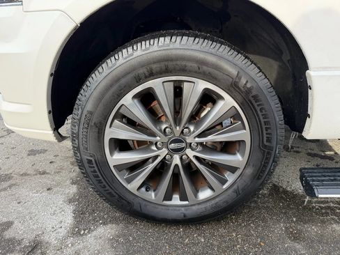 Used 2016 Lincoln Navigator Select image 10