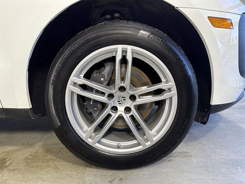 Certified 2023 Porsche Macan image 15