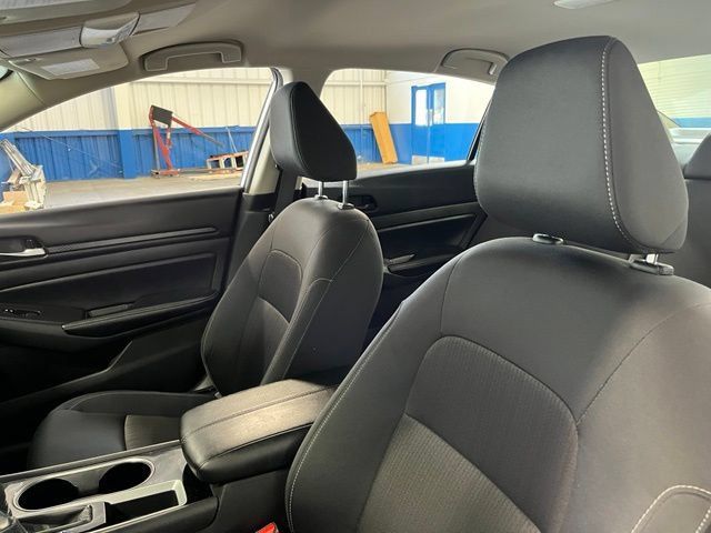 Used 2024 Nissan Altima 2.5 SV FWD image 24