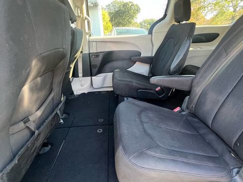 Used 2017 Chrysler Pacifica Touring image 11